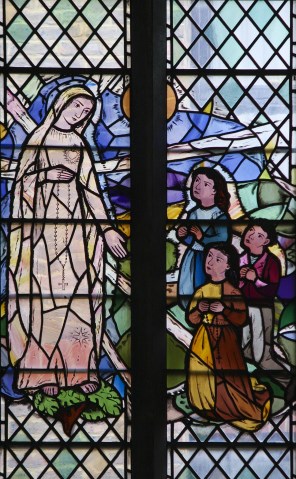 파티마의 성모 마리아와 세 명의 목격 증인들_photo by Lawrence OP_in the pro-Cathedral of Our Lady of Victories in Kensington_England UK.jpg